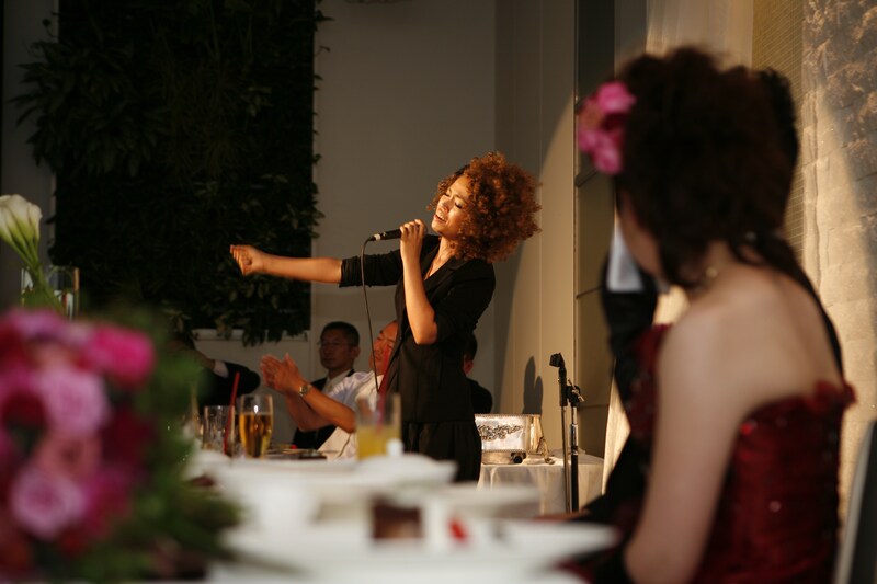 新郎新婦を前に新曲を熱唱するMiss Monday。