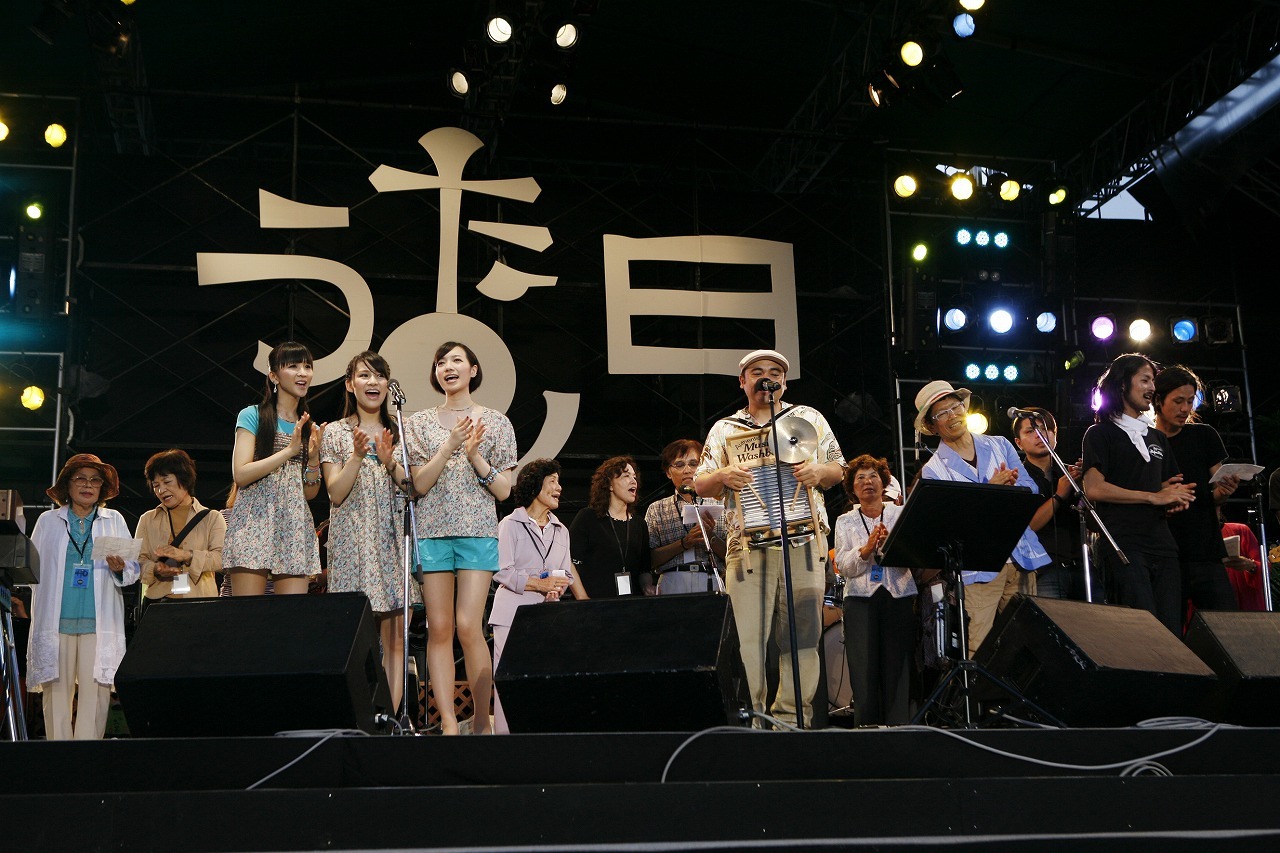 「うたがうまれる」を合唱するPerfume、BEGIN、南こうせつら出演アーティストたち。
