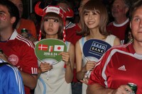 北欧の風に乗って日本にやってきたバニラビーンズは、W杯も日本ではなくデンマークを応援。自ら打診し、応援歌「Re-Sepp-ten」を提供したが、直接対決の結果は1-3でデンマーク敗戦。