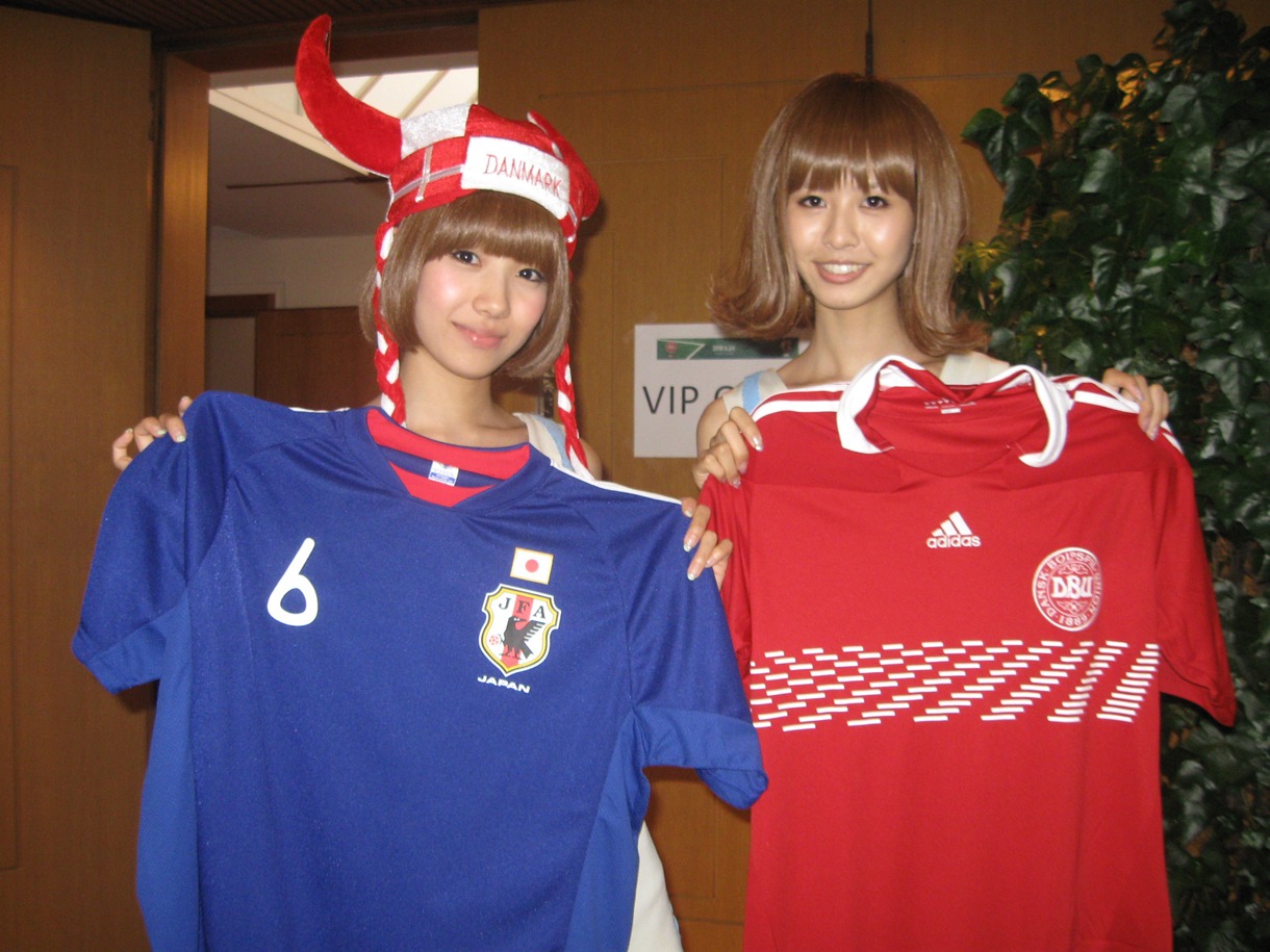日本とデンマークのユニフォームを掲げるレナ＆リサ。