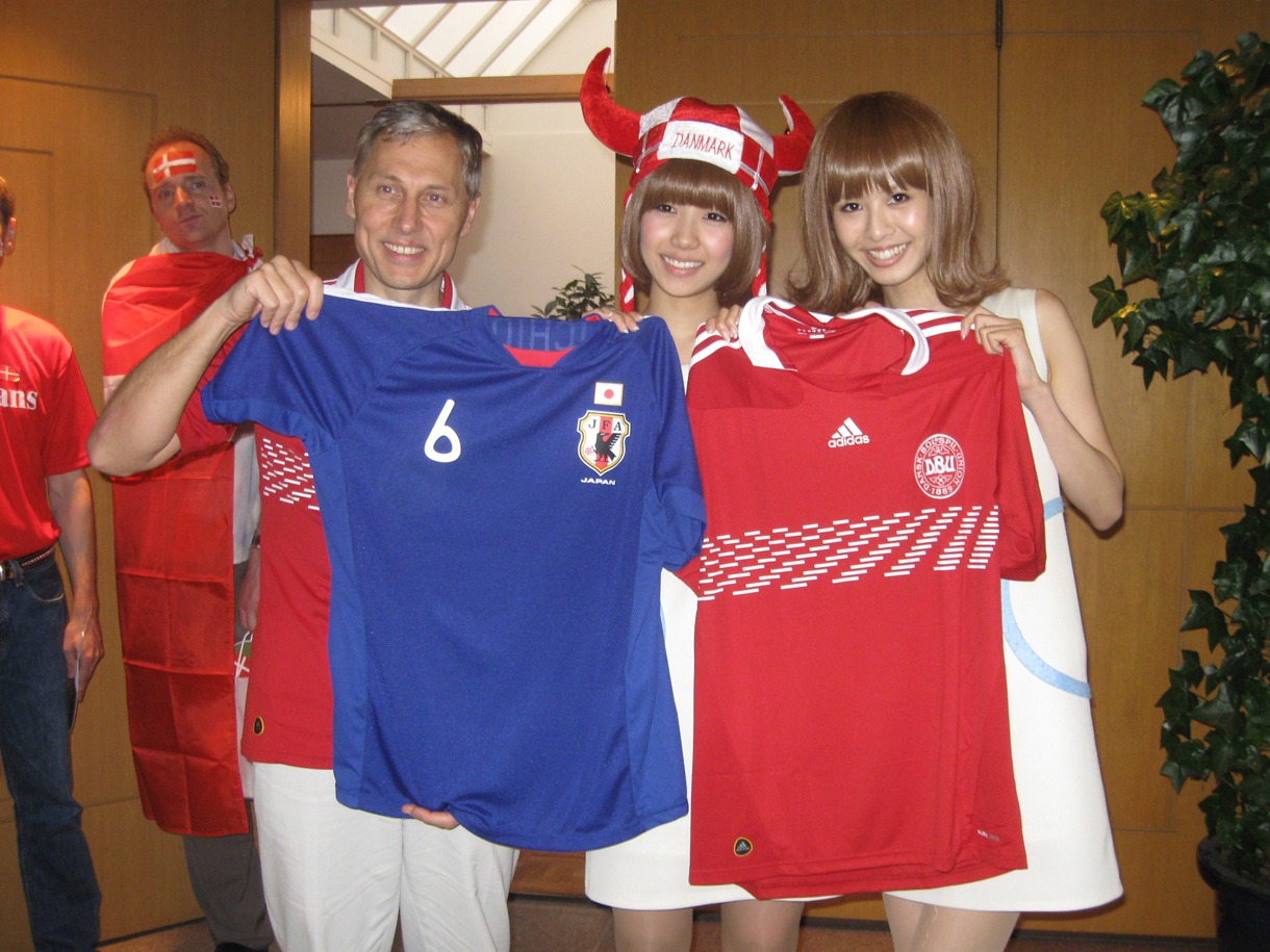 サッカーとバニラビ-ンズが日本とデンマークの親睦を深めた。