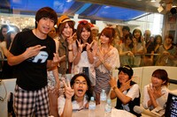 ゲストコーナー終了後には、パーソナリティのロッチ、Chigusaと一緒に記念撮影。