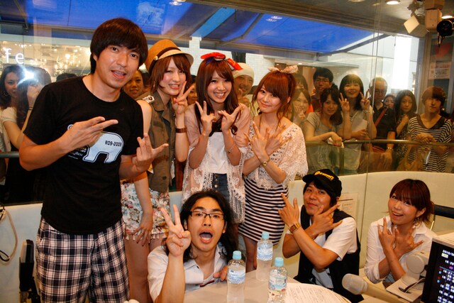 ゲストコーナー終了後には、パーソナリティのロッチ、Chigusaと一緒に記念撮影。