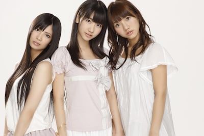 フレンチ・キス。写真左から倉持明日香（チームA）、柏木由紀（チームB）、高城亜樹（チームA）。