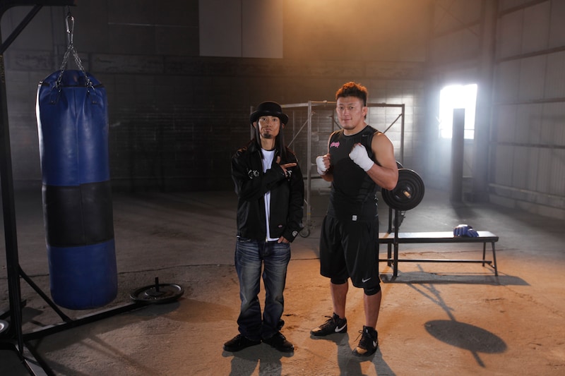 川尻達也と盟友Bro.Hiのツーショット。川尻のオフィシャルサイトには、彼の入場テーマ「Water Pow」を歌うB-DASHからのメッセージムービーが公開されている。ちなみに対戦相手、青木真也の入場テーマはウルフルズ「バカサバイバー」。