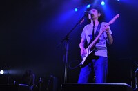 アグレッシブなパフォーマンスでオーディエンスを魅了した9min Midorikawa Bullet。ベーシストのマイクスタンドに注目。