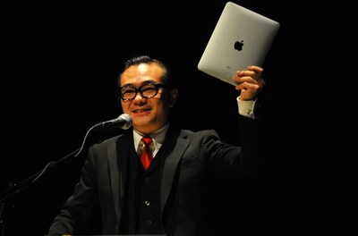 会場でも来場者からの質問メールを募集。茂木淳一は「この電化製品で受信しますよ～！」とiPadを誇らしげに掲げた。