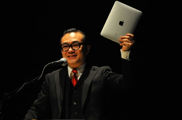 会場でも来場者からの質問メールを募集。茂木淳一は「この電化製品で受信しますよ～！」とiPadを誇らしげに掲げた。