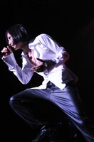 美しい黒髪をなびかせて歌うLUNA SHINのボーカル。
