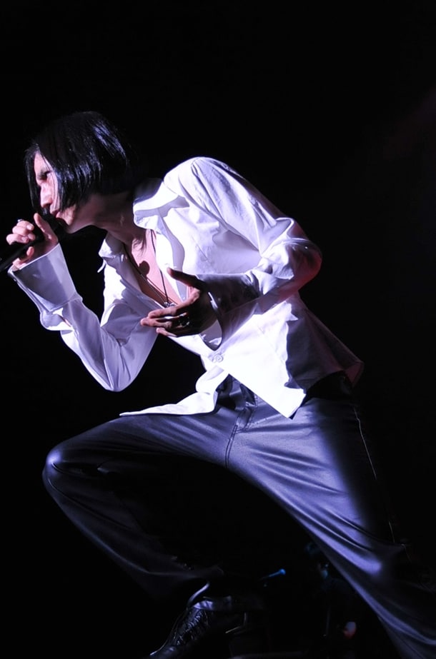 美しい黒髪をなびかせて歌うLUNA SHINのボーカル。