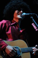 柔和な笑顔の緑上陽水。9ミドのボーカリストと緑上陽水の髪型はほぼ同じに見えるが、スタッフサイドは「あれは別のものを使っています。使い回しではありません」と謎のコメントを発表している。