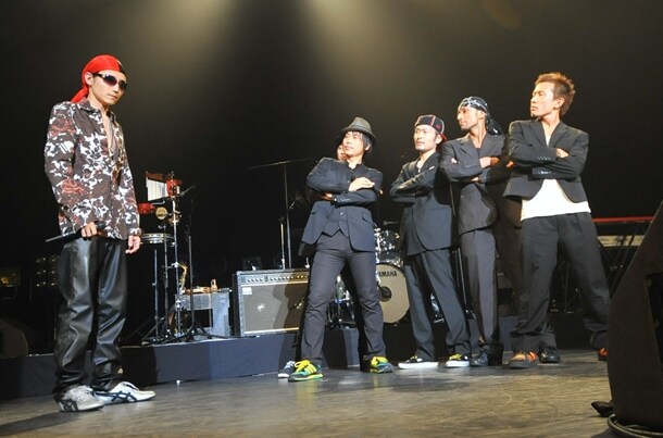 永友聖也の加入で急きょ増員したMidXILE。ダンサーの迫力に負けて右往左往するボーカリストの姿は涙を誘った。