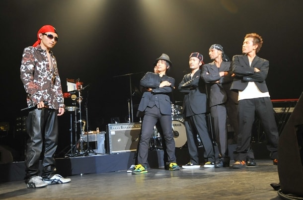 永友聖也の加入で急きょ増員したMidXILE。ダンサーの迫力に負けて右往左往するボーカリストの姿は涙を誘った。