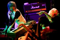 ライブ中、ゲイリーから「綾波レイさん、暑くないですか」と尋ねられたユコは「……死ぬほど暑い……」と回答。