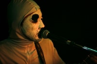 コダマに扮したT-マルガリータ。遠目に見るとわりとコダマに見える。