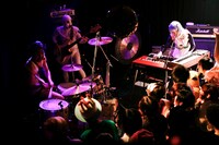 ファンもコスプレで集まったこの日のライブ。ゲイリーはフロアを見渡して「男のメイド服とかあまり見たくないっすねえ（笑）」と語った。