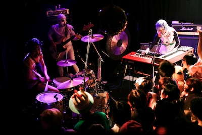 ファンもコスプレで集まったこの日のライブ。ゲイリーはフロアを見渡して「男のメイド服とかあまり見たくないっすねえ（笑）」と語った。