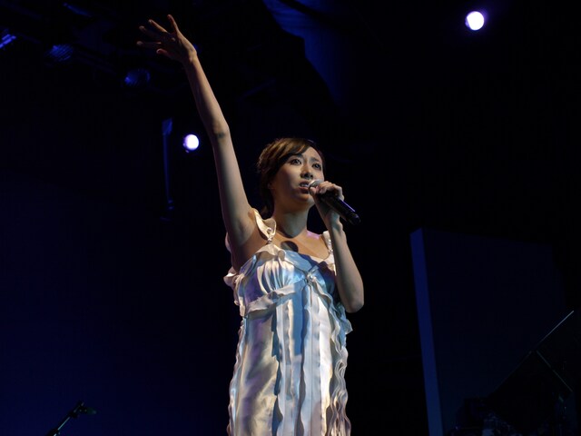 写真は上海万博会場で行われたフェスティバル「コ・フェスタIN上海」の最終日6月23日に、日本館イベントステージで開催された「日本館SPECIAL LIVE～可愛的和平～第五夜」での一青窈。事前に歌唱楽曲の歌詞を中国語に訳して観客に配布したこともあり、多くの人々が彼女の歌声に酔いしれた。