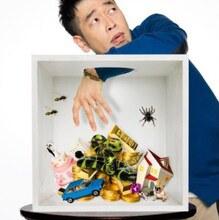 写真はニューアルバム「不安の中に手を突っ込んで」ジャケット。箱の中に手を突っ込むマッキー。