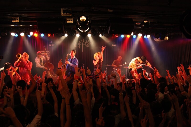 PE'Z×土屋アンナは、8月15日に国立代々木競技場第一体育館で行われるライブイベント「J-WAVE LIVE 2000+10」に出演（写真はビデオシューティングライブの模様）。