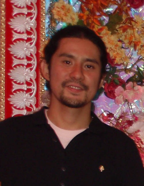 今回のイベント開催は、うすた京介（写真）が七尾旅人の曲をカラオケで歌いたいとTwitterでつぶやき、それに旅人がリアクションしたのがきっかけ。旅人は「機械に伴奏させなくてもアコギ生で弾きますので、そのうち一緒に歌いましょう」と提案し、うすたは「旅人くんを僕に教えてくれた友達が新百合でバーやってるのでじゃあそこで是非！」と答えた。