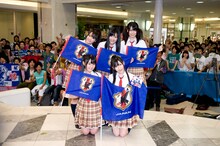 今夜の「2010 FIFAワールドカップ 南アフリカ大会」日本対パラグアイ戦について、渡り廊下走り隊の5人は「2対0で日本の勝利！」と予想。前回の試合を観た平嶋夏海（写真後方左）は「私たちも勇気づけられました」と笑顔でコメントした。