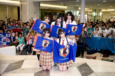 今夜の「2010 FIFAワールドカップ 南アフリカ大会」日本対パラグアイ戦について、渡り廊下走り隊の5人は「2対0で日本の勝利！」と予想。前回の試合を観た平嶋夏海（写真後方左）は「私たちも勇気づけられました」と笑顔でコメントした。