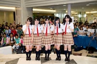 前作「アッカンベー橋」がオリコンウィークリーチャートで初登場1位を獲得したことを受けて、仲川遥香（写真右から2番目）は「今回も1位を目指していきたい」と力強く宣言。