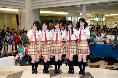 前作「アッカンベー橋」がオリコンウィークリーチャートで初登場1位を獲得したことを受けて、仲川遥香（写真右から2番目）は「今回も1位を目指していきたい」と力強く宣言。