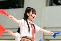 新曲「青春のフラッグ」について、渡辺麻友は「今までの曲とは違って、ストレートな応援ソング。いろんな人に聴いていただいて、元気になってほしい」と説明。