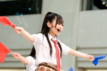 新曲「青春のフラッグ」について、渡辺麻友は「今までの曲とは違って、ストレートな応援ソング。いろんな人に聴いていただいて、元気になってほしい」と説明。