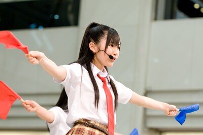 新曲「青春のフラッグ」について、渡辺麻友は「今までの曲とは違って、ストレートな応援ソング。いろんな人に聴いていただいて、元気になってほしい」と説明。