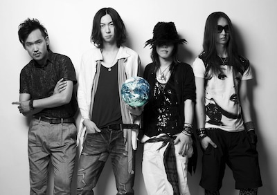 8月8日には2度目の「ROCK IN JAPAN FESTIVAL 2010」出演、10月23日にはメジャーデビュー後初のワンマンライブを控えるなどライブも目白押しのJeepta。躍進を続ける彼らの最新作に期待が集まる。