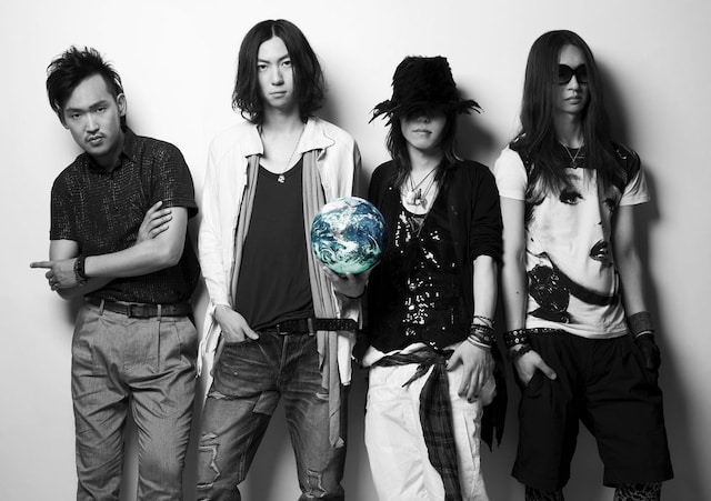 8月8日には2度目の「ROCK IN JAPAN FESTIVAL 2010」出演、10月23日にはメジャーデビュー後初のワンマンライブを控えるなどライブも目白押しのJeepta。躍進を続ける彼らの最新作に期待が集まる。