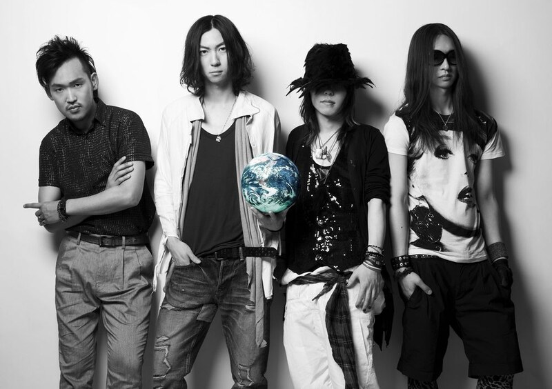 8月8日には2度目の「ROCK IN JAPAN FESTIVAL 2010」出演、10月23日にはメジャーデビュー後初のワンマンライブを控えるなどライブも目白押しのJeepta。躍進を続ける彼らの最新作に期待が集まる。