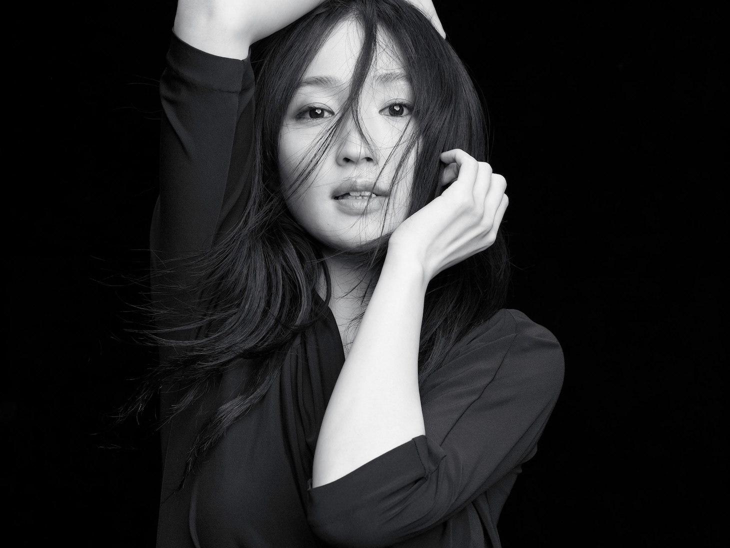 透明感のある柔らかなイメージを持つ安藤裕子だが、新しいアーティスト写真では33歳という等身大の女性の魅力を垣間見せ、妖艶な雰囲気すら漂わせている。