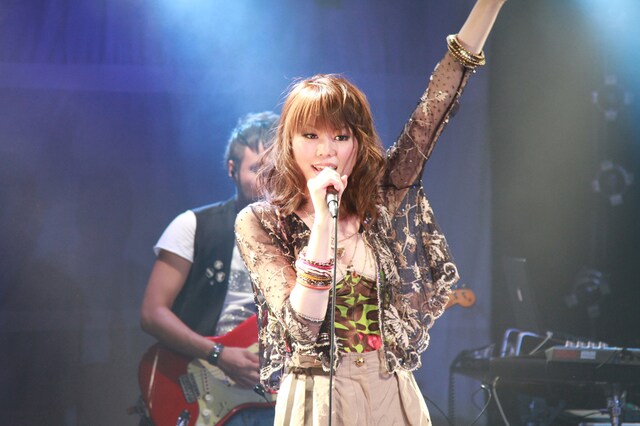 写真は6月25日の招待制ライブ「素直になれなくて -Special Live-」より。