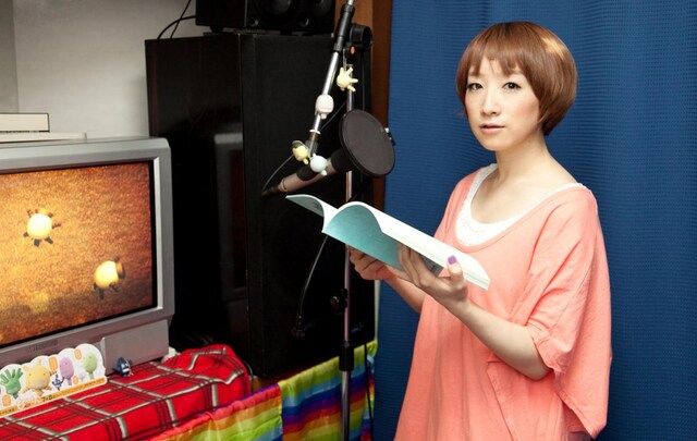 アフレコに臨むたむらぱん。初めての体験に少し緊張気味の様子。