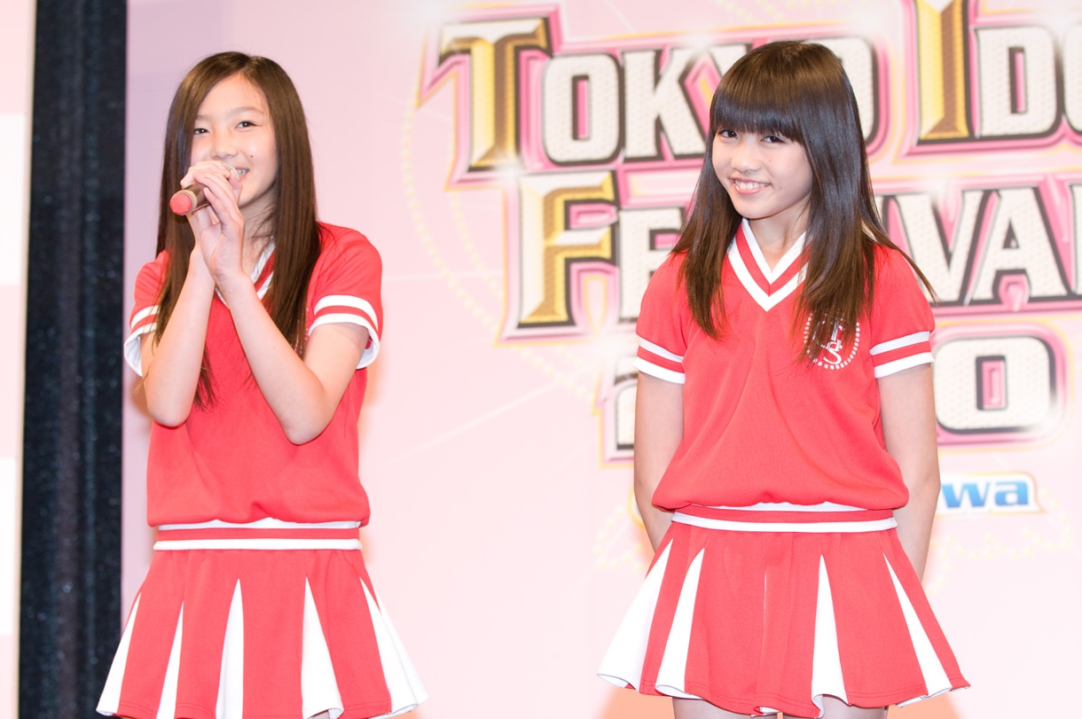 東京女子流。写真左から山邊未夢、新井ひとみ。