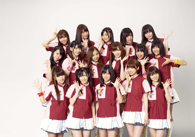 セブン-イレブンのユニフォームに身を包んだAKB48のメンバー。
