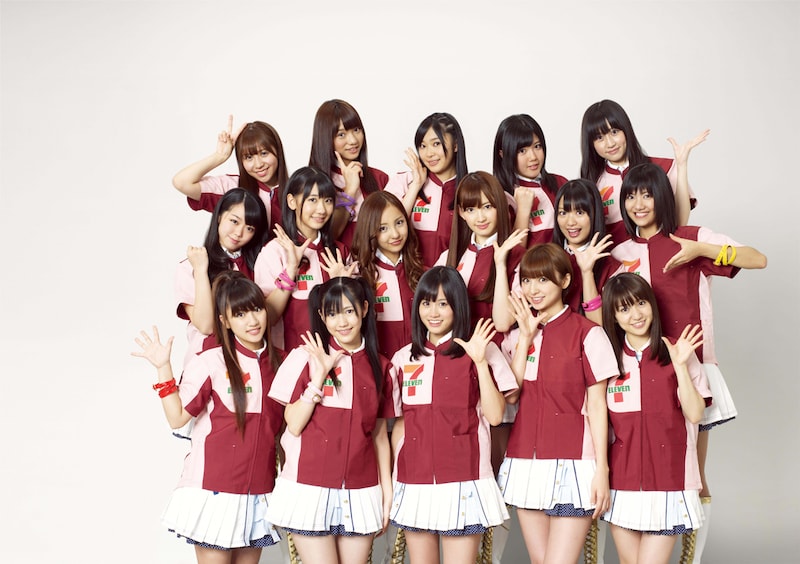 セブン-イレブンのユニフォームに身を包んだAKB48のメンバー。