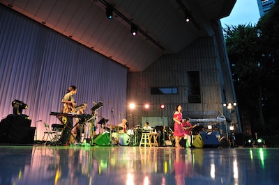 ナタリーPower PushではUAのインタビューを公開中。カバーアルバム「KABA」制作時のエピソードや裏話についてざっくばらんに語っている。（C）増子武志