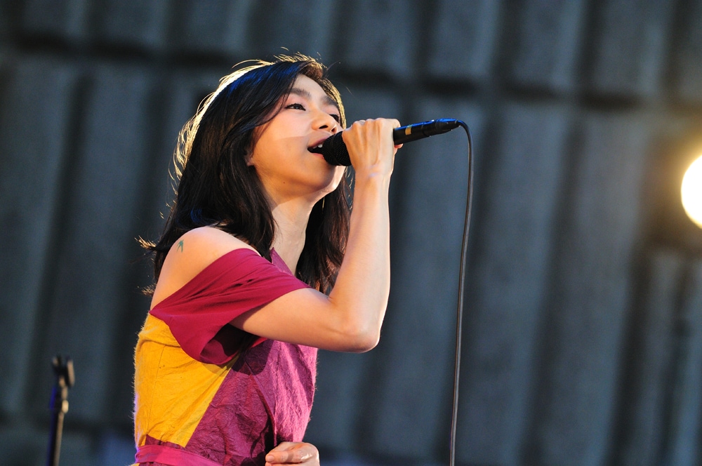 1996年7月7日大雨　野音 UA、15周年記念野音ライブでファンに「おおきに！」 - 音楽ナタリー