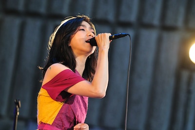 8月には大阪城音楽堂でもアニバーサリーライブを行うUA。こちらのライブは野音公演とは異なる内容になる予定だ。（C）増子武志