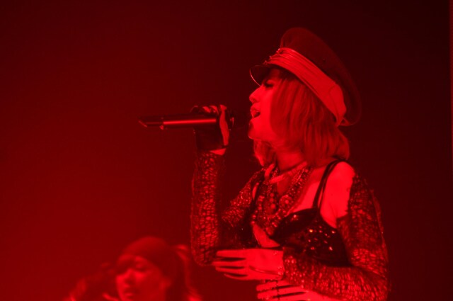 JASMINEのバックは、本場LAで活動してきた黒人プレイヤーによる力強い演奏で固められた。