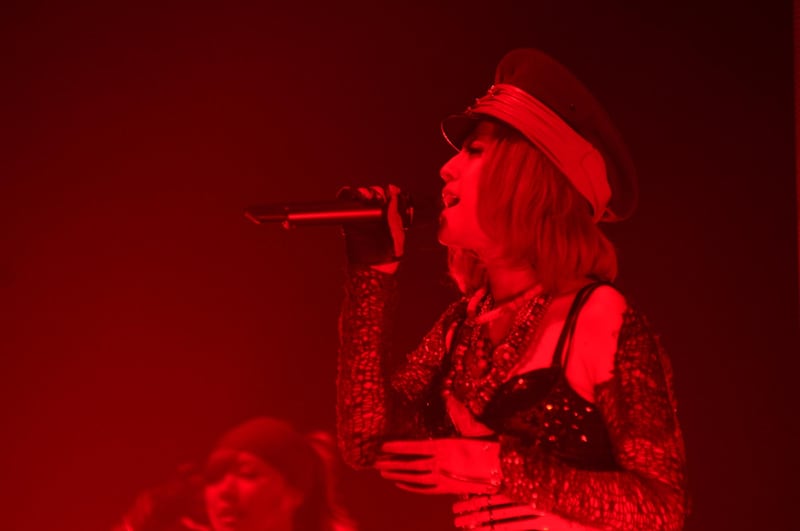 JASMINEのバックは、本場LAで活動してきた黒人プレイヤーによる力強い演奏で固められた。