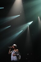 JASMINEは1stアルバム「GOLD」を7月21日にリリースする。