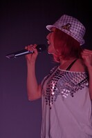 ミニタリー調、モダン着物風、白基調のスタイル（写真）など。さまざまなファッションで60分のステージを彩ったJASMINE。