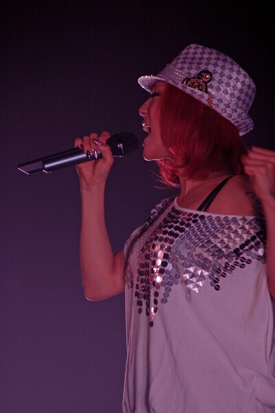 ミニタリー調、モダン着物風、白基調のスタイル（写真）など。さまざまなファッションで60分のステージを彩ったJASMINE。