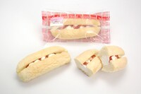 チームAとのコラボ商品「いちご＆練乳ホイップメロンパン」（現在販売中）。